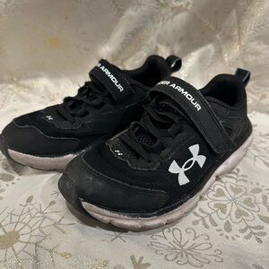 Boys size 1 Under Armour shoes